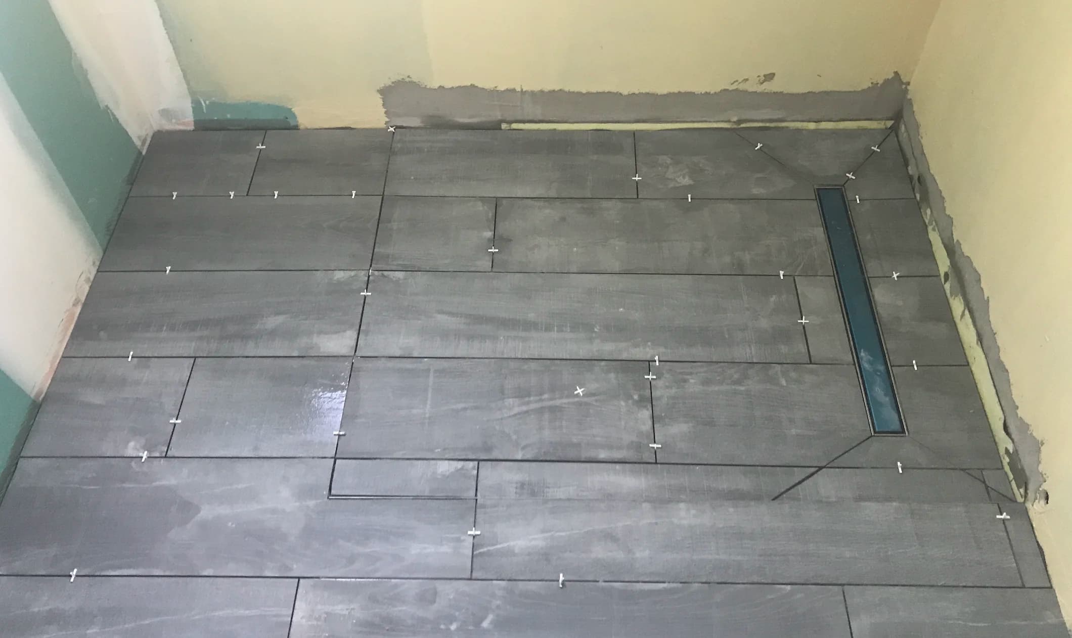 Pose de carrelage : quand faut-il faire appel à un carreleur ?